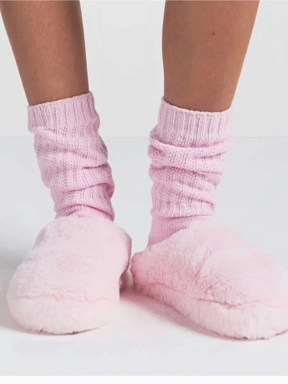 NWT SKIMS Pink Fuzzy Slippers Like New